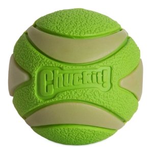 Светящийся мяч Chuckit!® Max Glow® Ultra Squeaker Ball, ⌀ 6,4 см